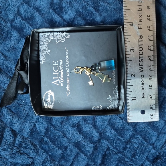 Disney Alice in Wonderland Collectible Charm, New With Tags - Picture 11 of 11